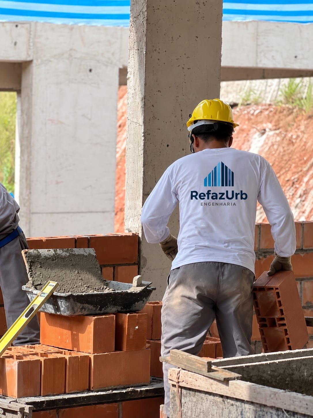 Equipe RefazUrb executando alvenaria estrutural em obra